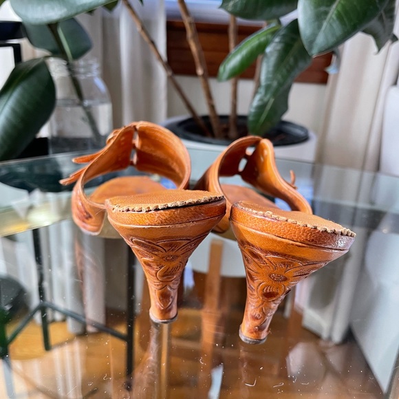 Vintage 1950s tooled leather mules heels 8 - Picture 4 of 5